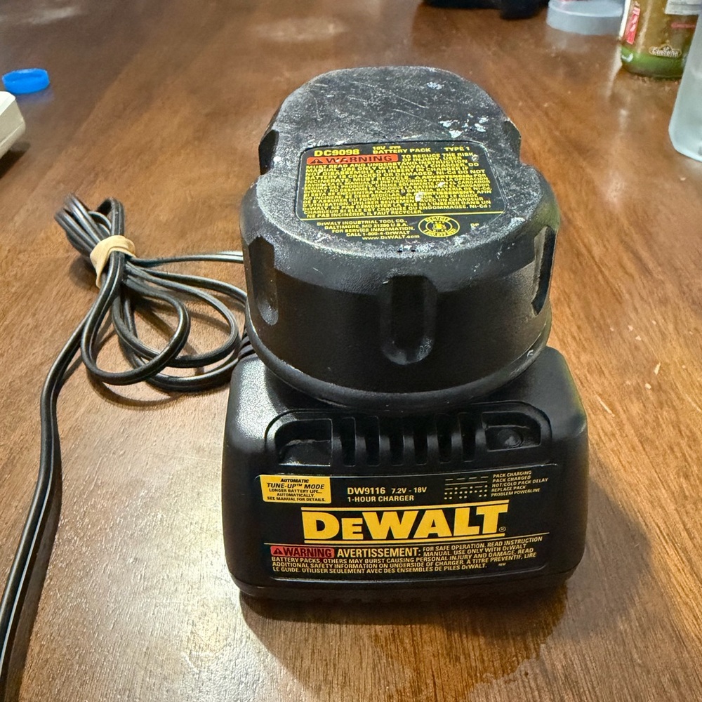 DeWALT 18V Battery DC9098 Universal 7.2V-18V Charger DW9116